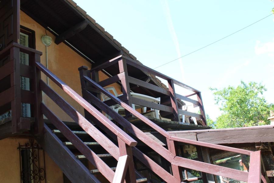 Gîte Chez José-Escalier d'accès-Belvédère-Gîtes de France des Alpes-Maritimes