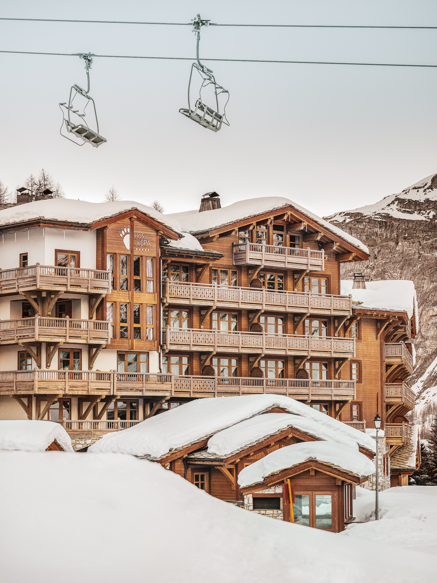 Façade extérieure en hiver - L'hôtel des Barmes de l'Ours Relais & Châteaux