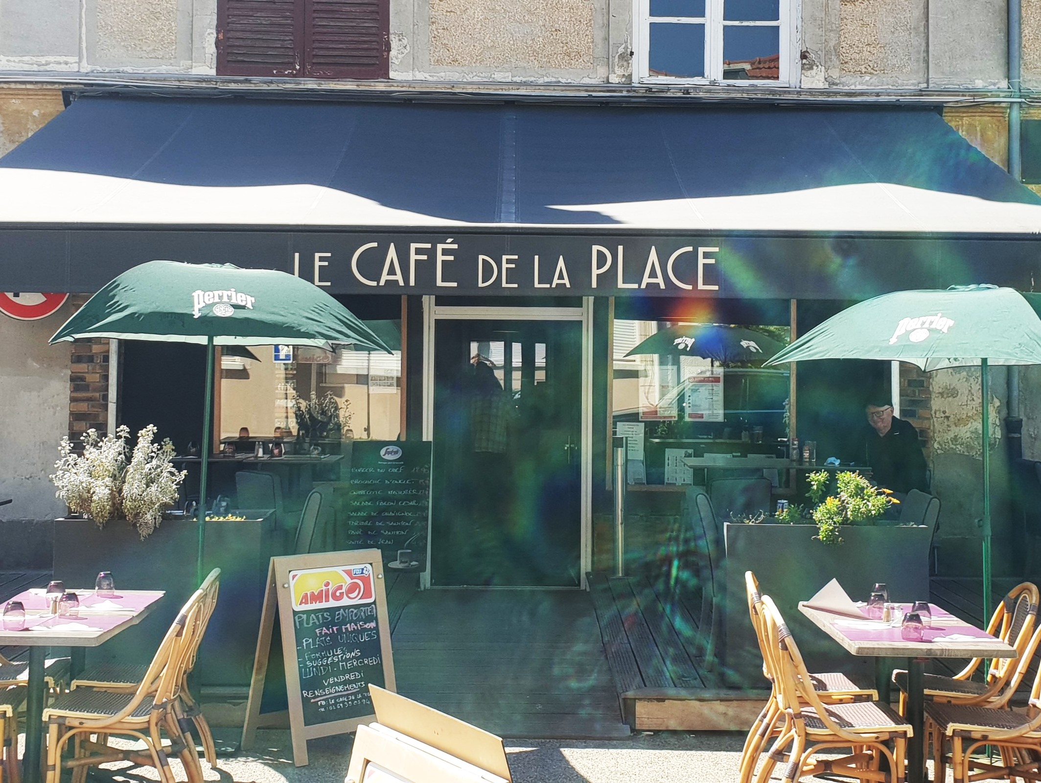 Le Cafu00e9 de la Place_Saclay