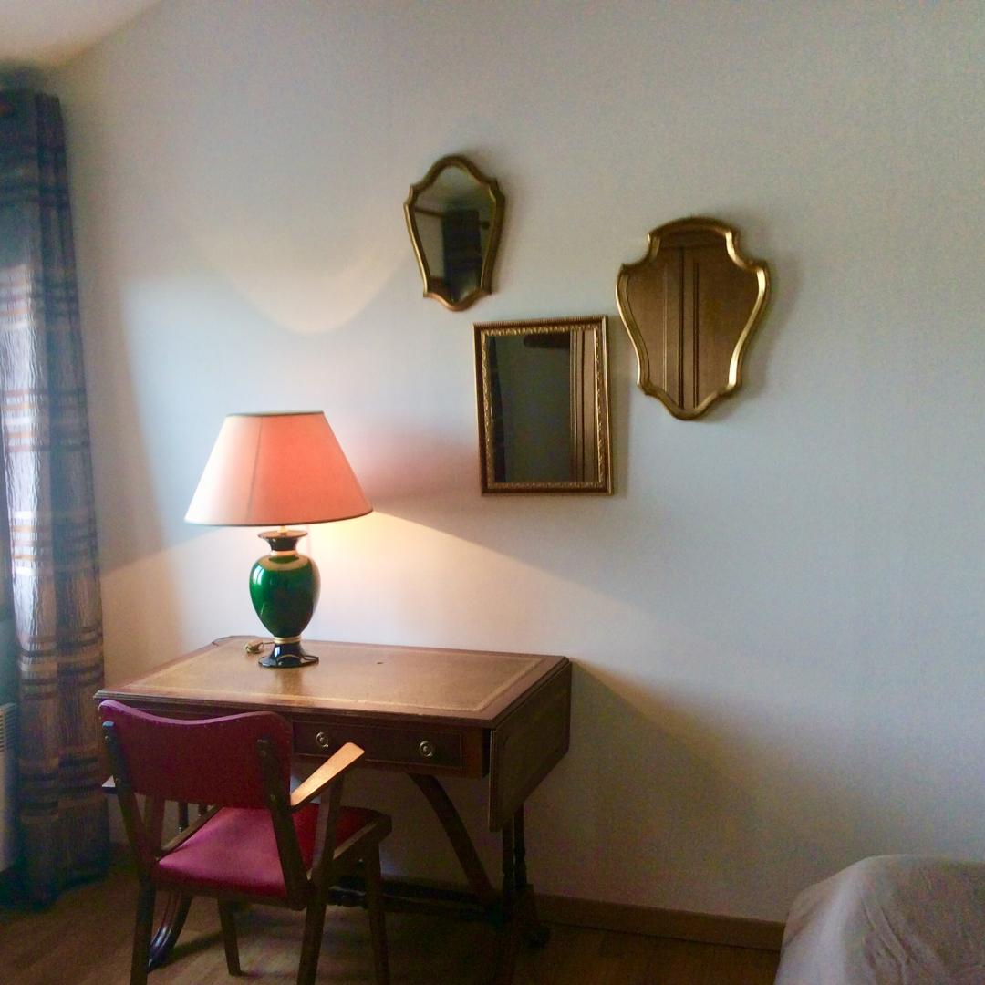 Le mur de miroirs  de la chambre du gite AUTOMNE