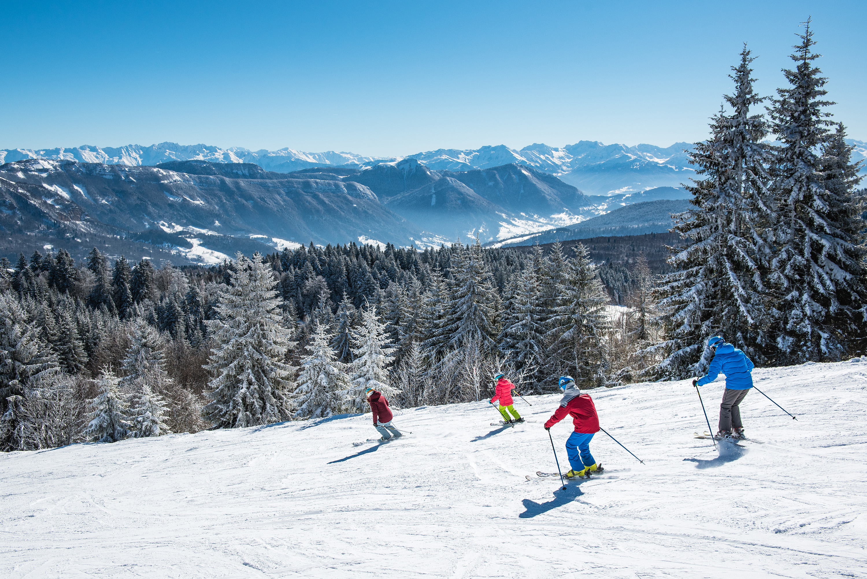 Ski alpin en famille à La Féclaz avec vue sur la chaine des Belledonnes