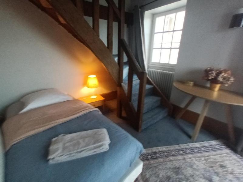 Chambre simple, avancée sur les remparts, vue magnifique. 
Single bedroom, overlooking the remparts.