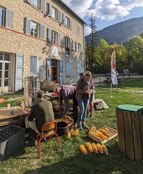 Pressage de fruits à la Maison de Produits de Pays