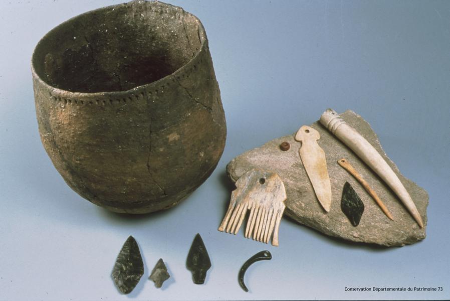 Céramique, peigne en bois de cerf et pointes du flèches du Néolithique