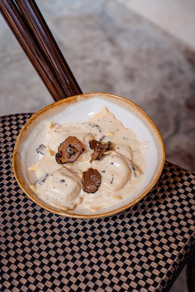 Une assiette de raviolis à la truffe.