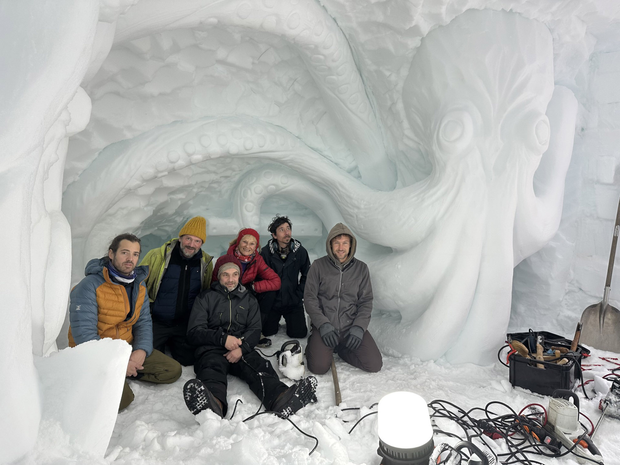 Grotte de neige sculptée