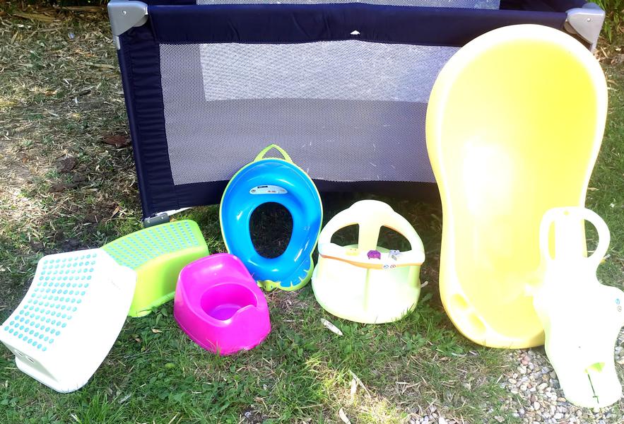 Matériels pour bébé: pot, baignoire, marche, lit parapluie.