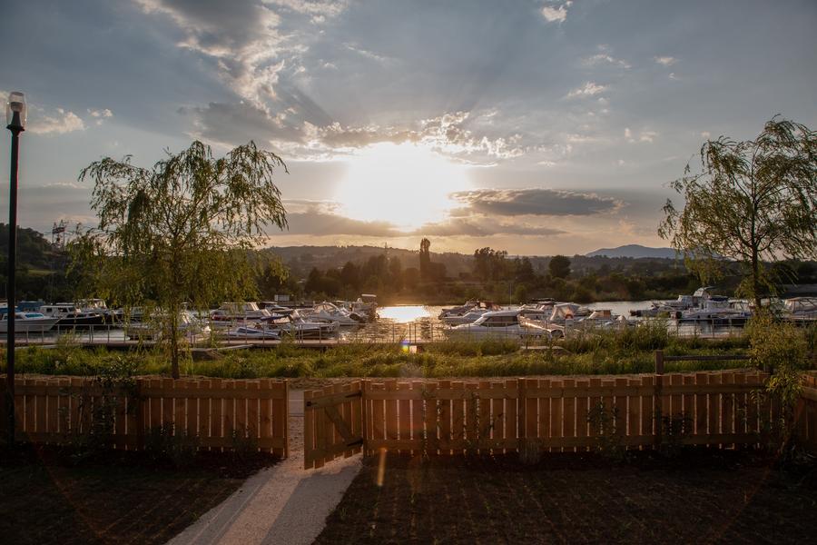 Vue imprenable sur l'eau depuis votre cabane-spa