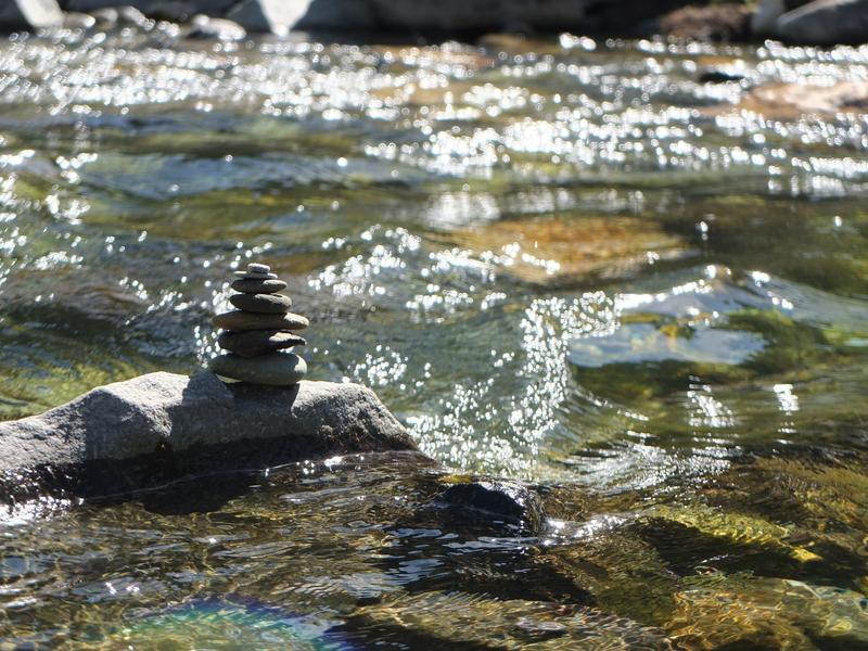 Cairn sul bordo della Clarée - © Au sens de nos pas Séjour Marche et reconnexion en Clarée - © Au sens de nos pas