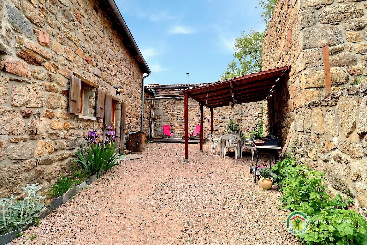 Extérieur privatif au gîte avec terrasse ombragée