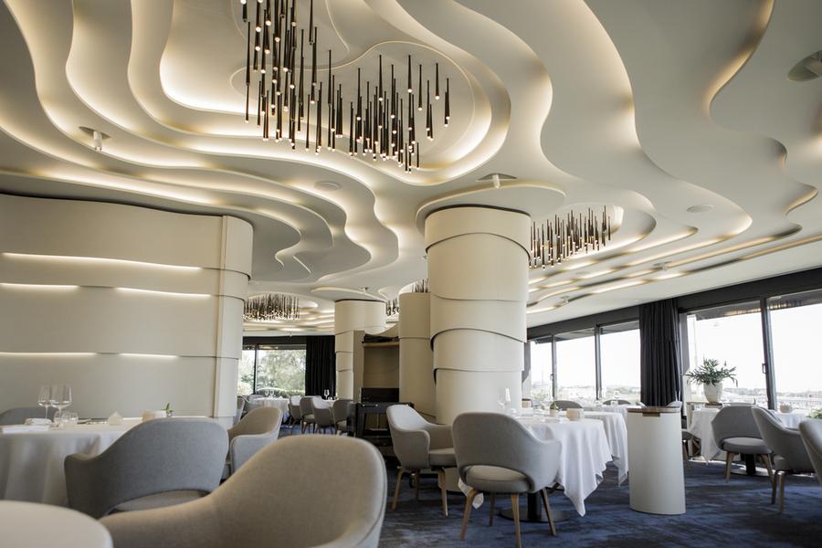 Salle de restaurant avec magnifique plafond design
