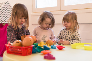 Trois petites filles jouant à la micro-crèche La p'tite ruche