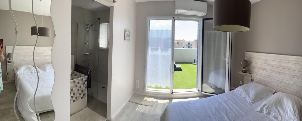 Une chambre avec lit double, ouvert sur le jardin.