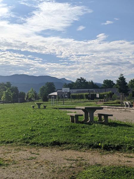 Aire de pique nique parc St-Jean d'Avelanne