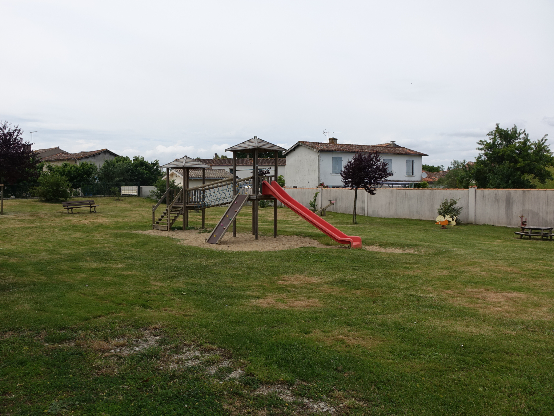 Aire de jeux pour enfants et de pique nique