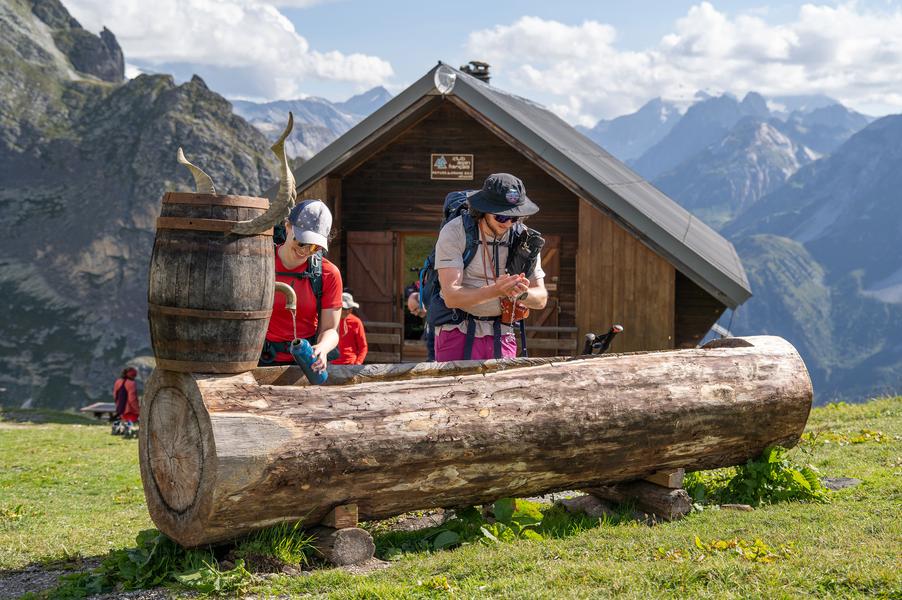 Devant le Refuge du Grand Bec  - Planay