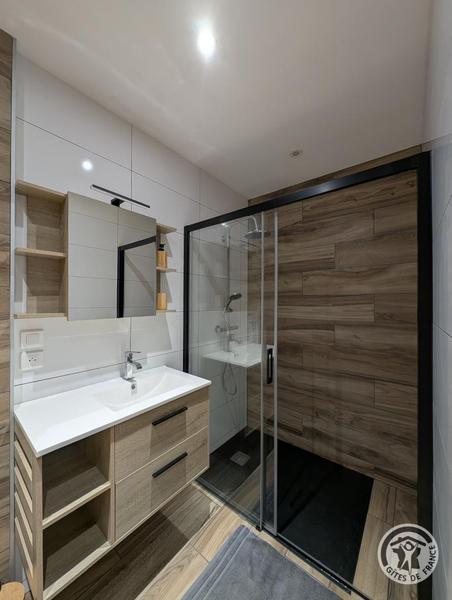 Gîte du Moulin à Thizy les Bourgs en Haut Beaujolais et à 10 km du Lac des Sapins : douche et lavabo dans la salle d\'eau à l\'étage.
