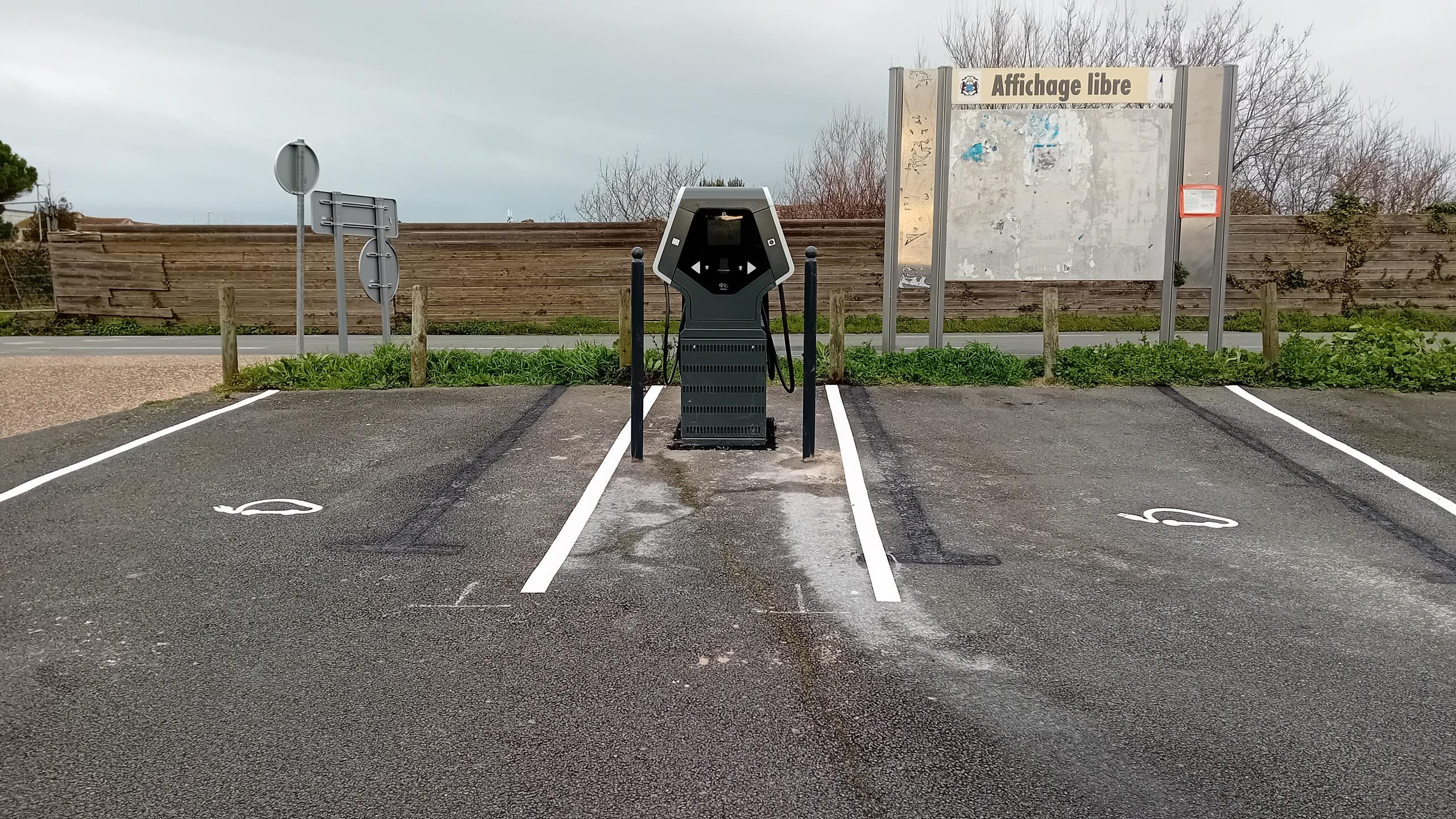 Borne de recharge pour voiture électrique à Ars-en-Ré - Parking de la Grange