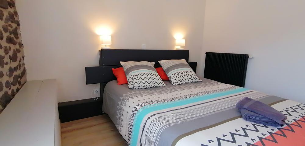Chambre avec lit 160x200 au gîte Chante Bise aux Gîtes de Sylilanse à St Pons