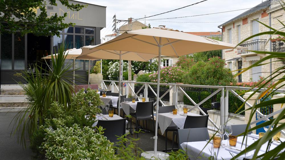 Les tables dressées sur la terrasse
