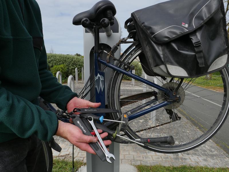 Borne de réparation vélos - Le port de Loix