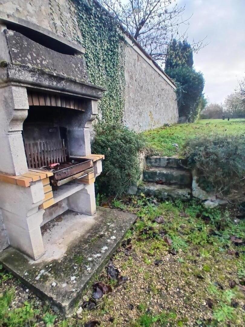 barbecue et escalier qui mène au jardin
