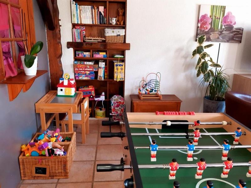 Chambre d\'hôtes \'La clef des champs\' à Saint-Jean-la-Bussière dans le Rhône : Salle de jour, coin jeux