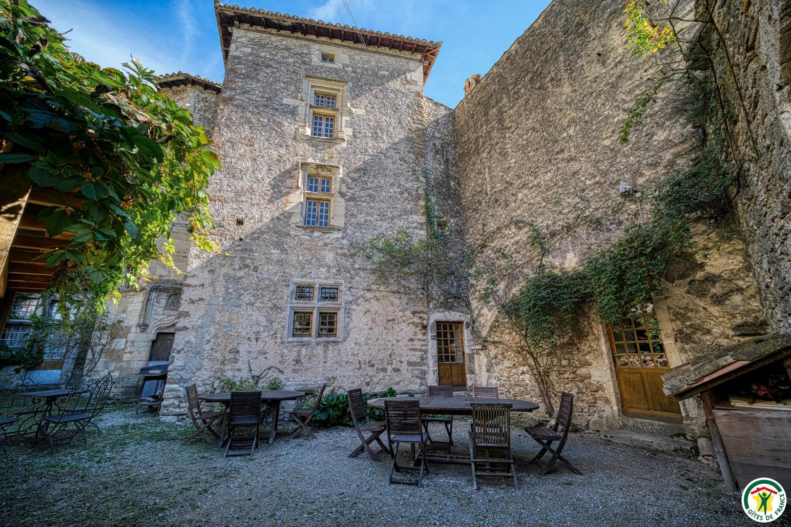 Terrasse du gîte. Cour fermée.