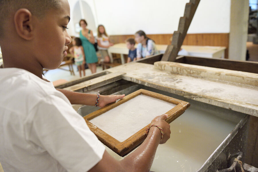 Atelier de fabrication de papier au Musée des Papeteries Canson et Montgolfier
