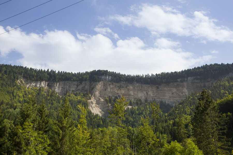 Vue sur la falaise d'Orvaz depuis la Roche Fauconnière