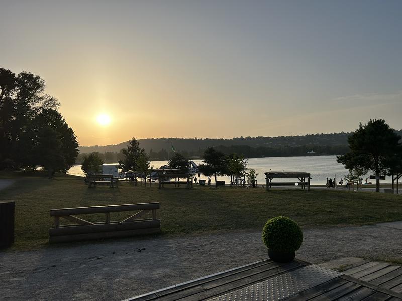 Pagode vue lac au coucher du soleil Pagode vue lac au coucher du soleil