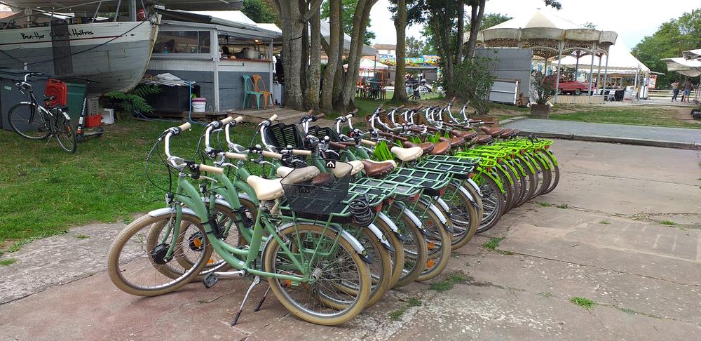 une quinzaine de vélos garés.