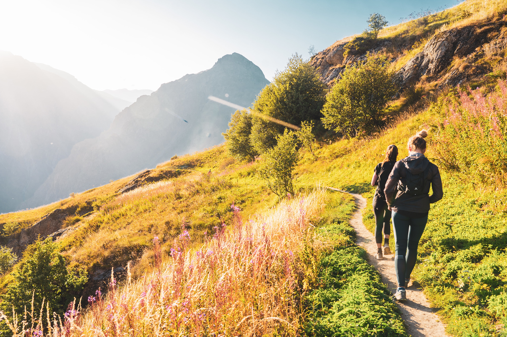 Oxygen Experience - Hike down through Les Perrons
