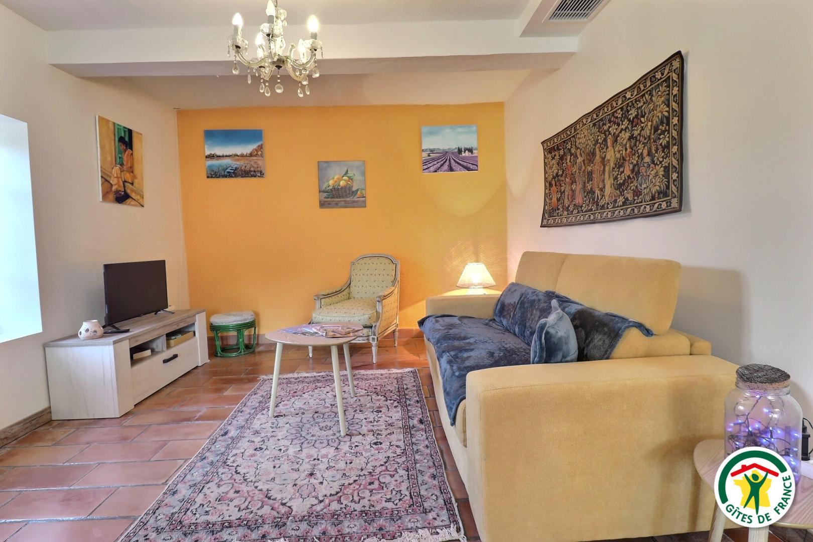 Salon avec TV et WIFI / Convertible en appoint