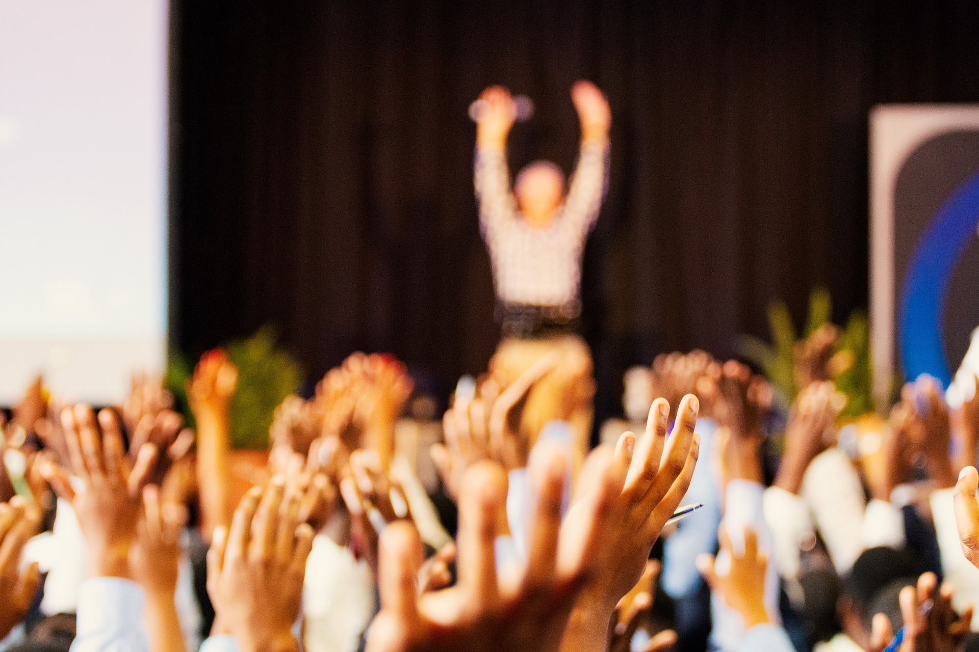 Une foule s'amuse avec les mains en l'air