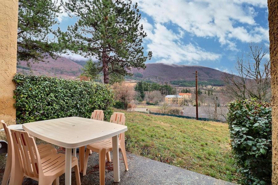 Terrasse privative, vue sur une partie du village, le Château des Gipières et la montagne