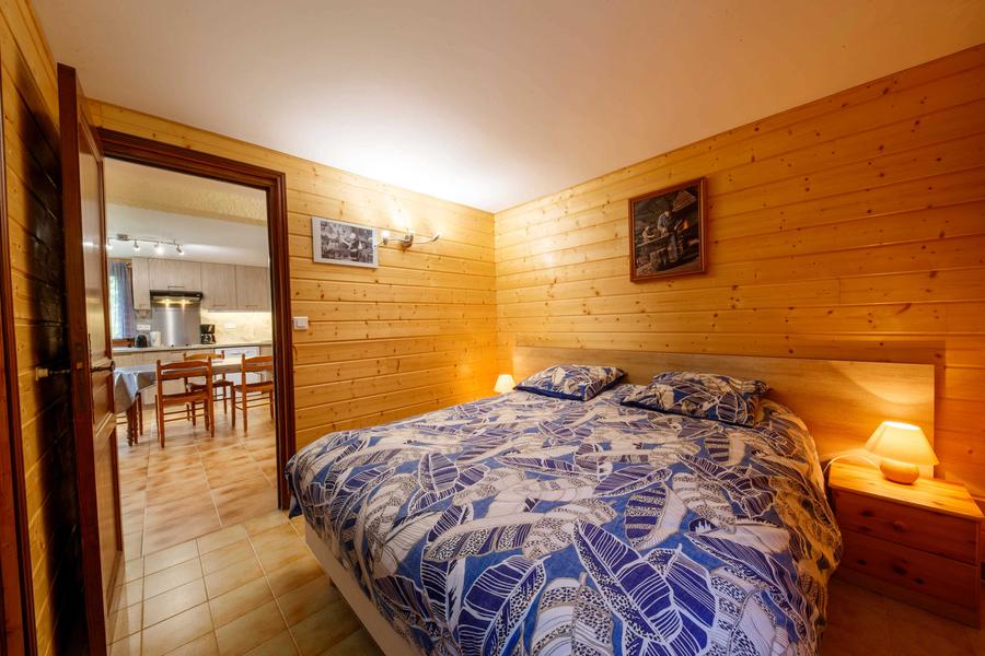 Gîte Les Jasmins-Entrée Chambre lit double-Saint-Étienne-de-Tinée-Gîtes de France des Alpes-Maritimes