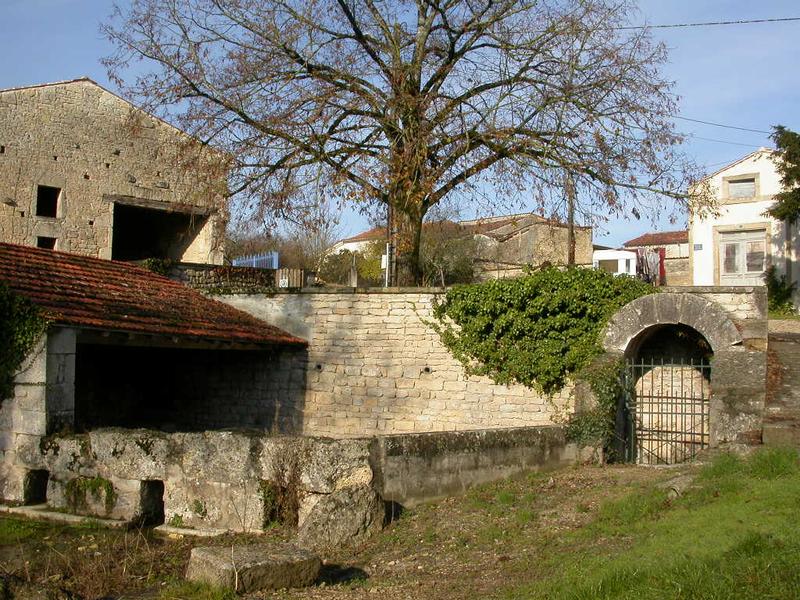 Le lavoir fontaine et le four