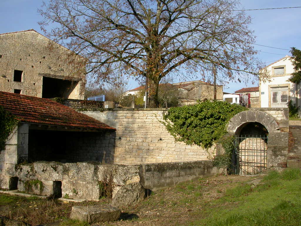 Le lavoir fontaine et le four