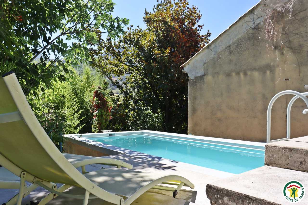 piscine privative (2x5m, profondeur 1.60m)