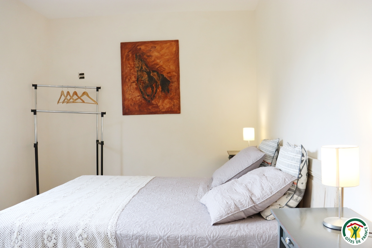 Chambre 1 avec lit double (1x160) et rangements