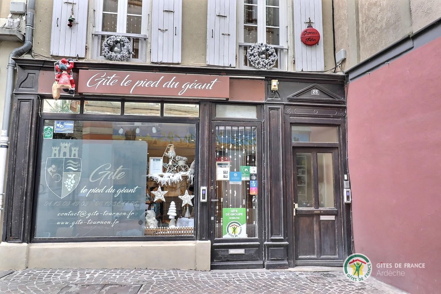Entrée du Gîte Le Pied du Géant, rue piétonne de Tournon sur Rhône