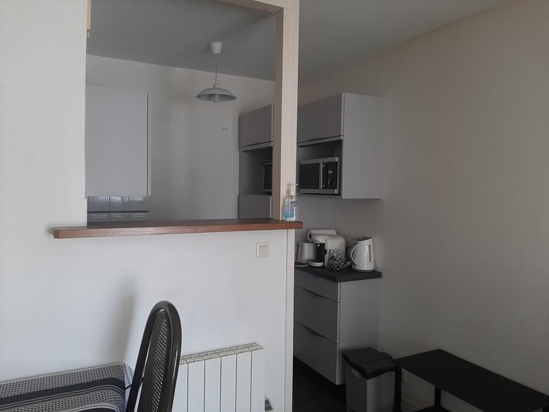 Kitchenette vue du salon