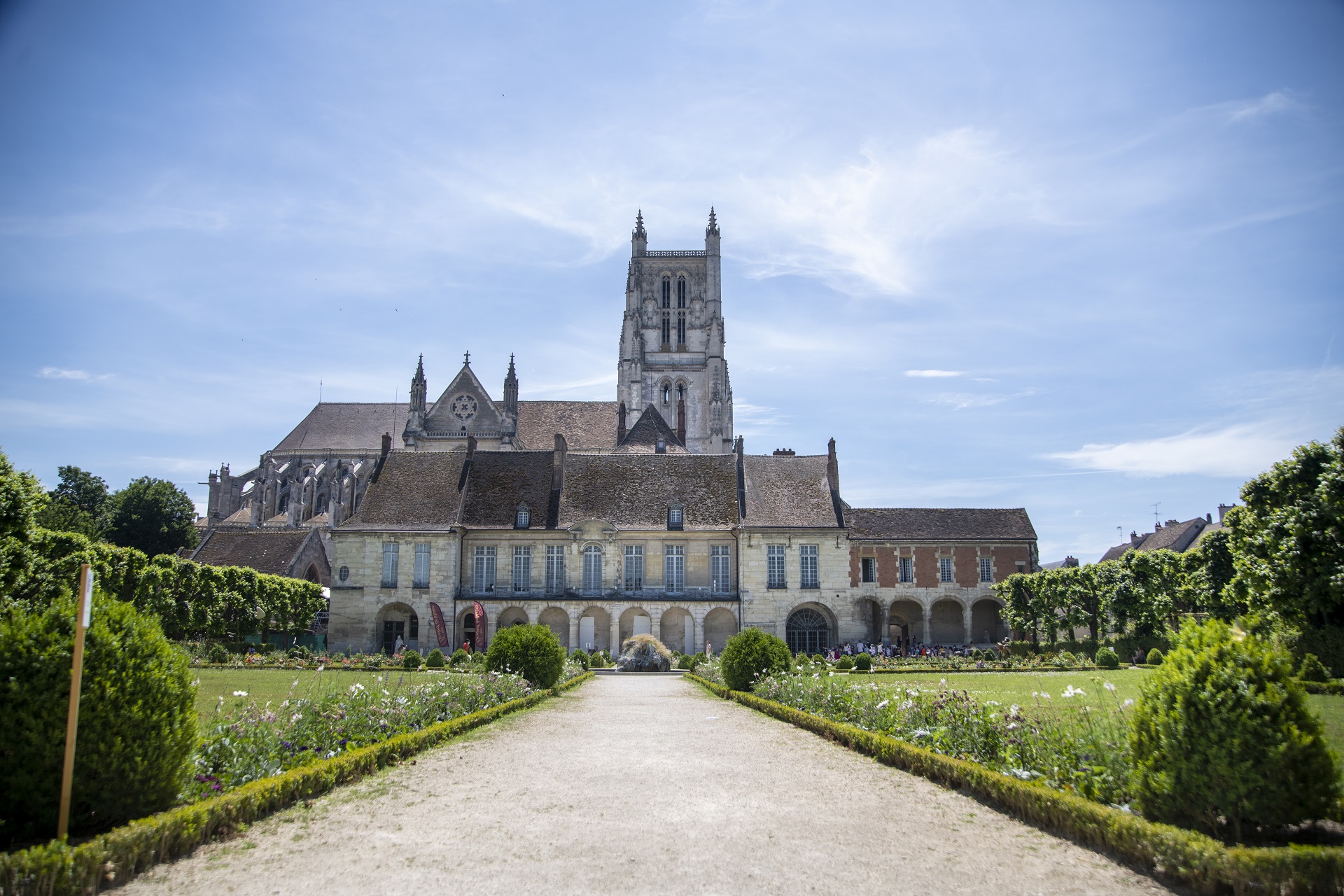 Façade du musée Bossuet depuis le jardin Bossuet