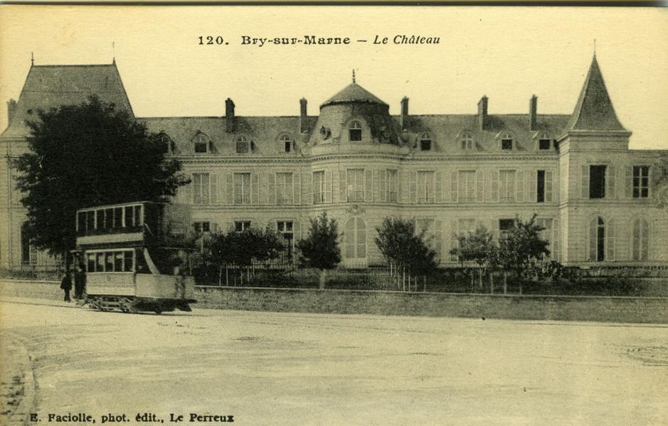 Vue de la façade du château de Bry 
