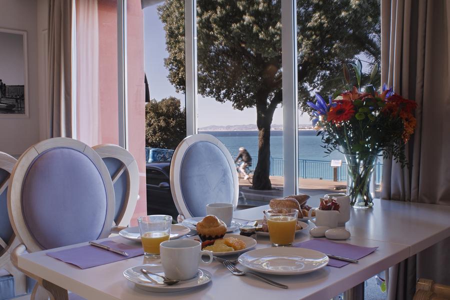 Salle petit déjeuner avec vue mer