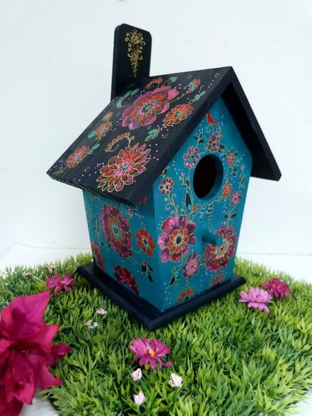 Workshop to decorate bird feeders and nesting boxes for the village tree