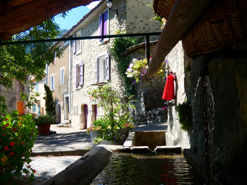 Pot de bienvenue autour de la fontaine - © Office de Tourisme Sisteron Buëch Un samedi, une fontaine - © Office de Tourisme Sisteron Buëch