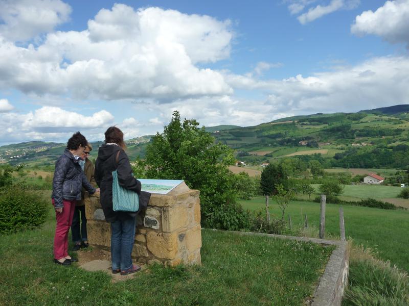 famille à la table d'orientation