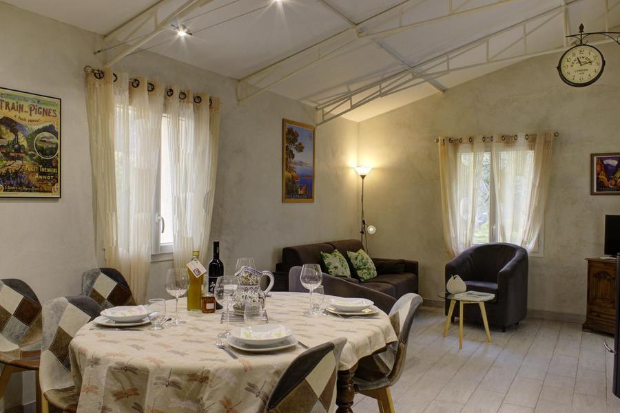 Espaces repas salon Gîte de la Colline - Olivier labellisé Gîtes de France Alpes-Maritimes à St Blaise